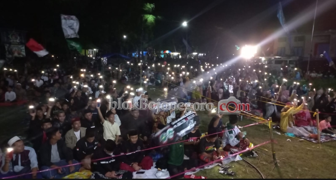 Bertabur Cahaya Lampu dari HP Saat Sholawat